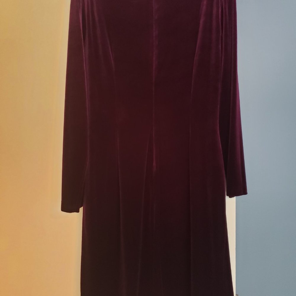 Jessica Howard JH9M8513 Plum Stretch Velvet Side Ruched Embellished Sheath Dress - Picture 8 of 10